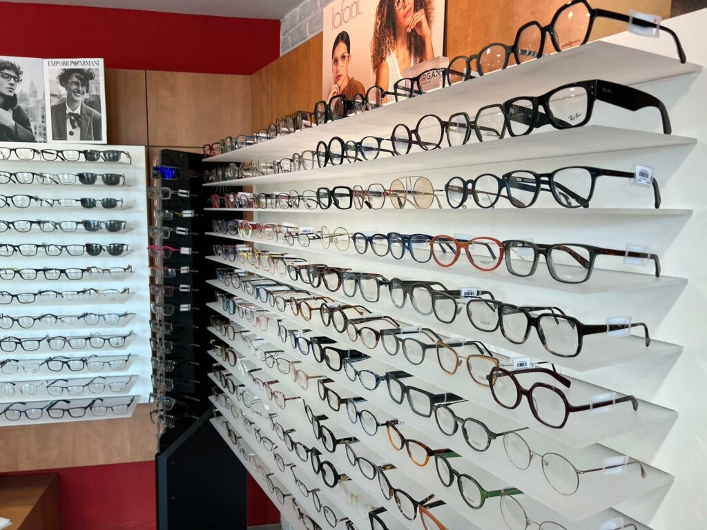 Rangée de lunettes optiques et solaires à Biache-Saint-Vaast, Regards Optique