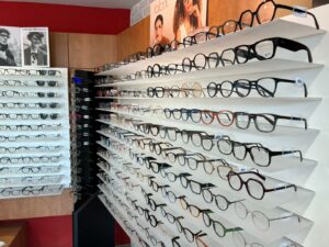 Rangée de lunettes optiques et solaires à Biache-Saint-Vaast, Regards Optique